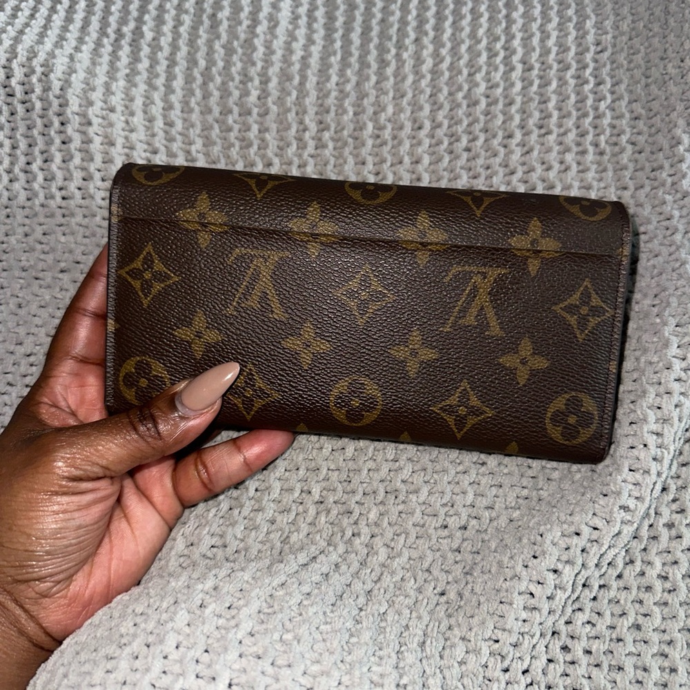 Authentic Louis Vuitton Sarah Wallet in Monogram with Fuschia interior - Picture 9 of 16